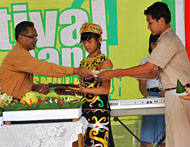 Potongan tumpeng diserahkan Sabri kepada pengurus OSIS SMAN 1 Tenggarong