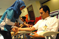 Salah seorang karyawan Bankaltim Cabang Tenggarong ikut mendonorkan darahnya 