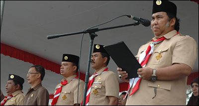 Sekkab Haryanto Bachroel (kanan) saat memimpin upacara peringatan Hari Pramuka ke-48 di Tenggarong tadi pagi