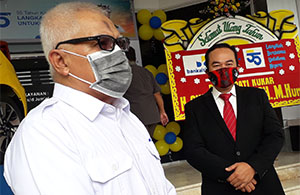 Plt Bupati Kukar Chairil Anwar secara khusus menemui jajaran Bankaltimtara, Rabu (14/10) pagi, untuk memberikan kue ulang tahun