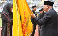 Bupati Kukar Rita Widyasari saat menerima salah satu panji keberhasilan pembangunan dari Gubernur Kaltim Awang Faroek Ishak