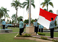 Pengibaran bendera Merah Putih pada upacara peringatan Hari Koperasi ke-59