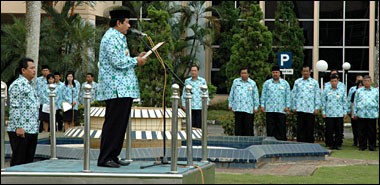 Bupati Kukar H Syaukani HR membacakan sambutan Meneg Koperasi dan UKM pada Apel Gabungan KORPRI Kukar tadi pagi