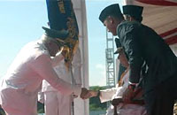 Pj Bupati Chairil Anwar menerima Panji Keberhasilan Pembangunan untuk Kukar yang pada tahun 2016 ini berjumlah 13 panji