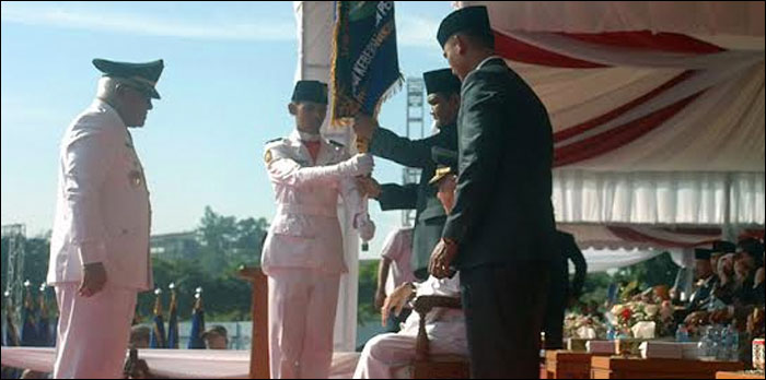 Suasana penyerahan Panji Keberhasilan Pembangunan dari Gubernur Kaltim H Awang Faroek Ishak kepada Pj Bupati Kukar H Chairil Anwar