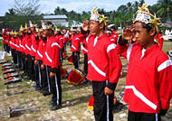 Anggota marching band dari Kecamatan Sanga-Sanga memberikan penghormatan saat upacara pengibaran bendera Merah Putih