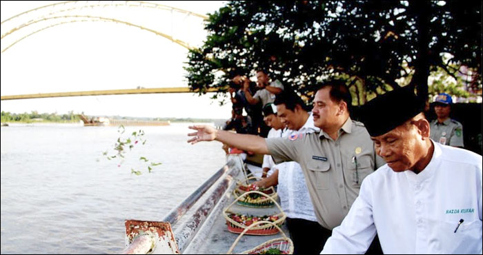 Plt Kepala BPBD Kukar Kusuma Wardhana bersama Ketua MUI Kukar H Aminudin Edi melakukan tabur bunga untuk mengenang korban tragedi runtuhnya Jembatan Kartanegara 5 tahun silam