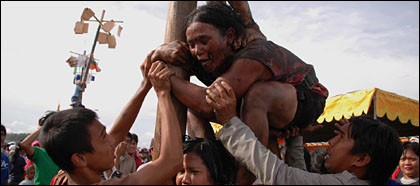 Beberapa warga berupaya membantu seorang ibu peserta lomba panjat pinang yang melorot lantaran gagal mengangkat rekannya