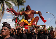 Atraksi ogoh-ogoh yang disuguhkan warga yang tergabung dalam Sukaduka Semeton Bali (SSB) Kukar