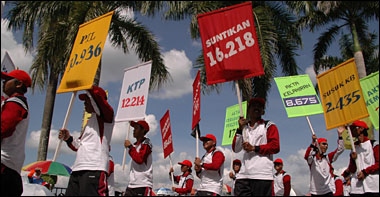 Bukan sedang berdemo, para pegawai Dinas Kependudukan Catatan Sipil dan Keluarga Berencana (Diskencana) Kukar ini tengah menampilkan data-data penggunaan alat kontrasepsi