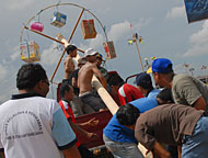 Batang pinang berhadiah dari Dinas Kehutanan siap didirikan