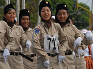 Aksi regu putri SMAN 1 Tenggarong yang mengikuti lomba gerak jalan sambil menyanyi