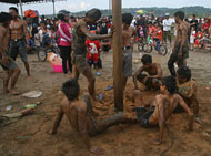 Sejumlah peserta tampak kewalahan untuk menaklukkan sebuah batang pinang