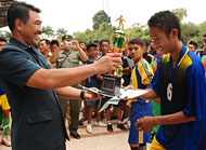 Dandim 0906/TGR Letkol Inf Hardani LA menyerahkan trofi kepada Juara I Sepakbola tingkat SLTP