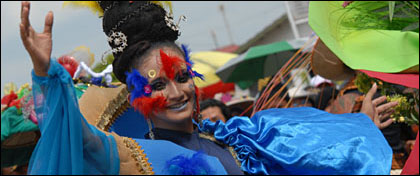 Salah seorang peserta pawai dari Yayasan Gubang tampil dengan busana yang unik