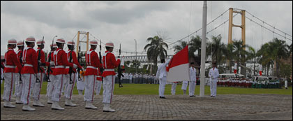 Suasana pengibaran Sang Merah Putih oleh anggota Paskibraka Kukar 2009