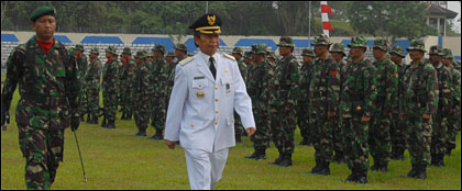 Pj Bupati Kukar H Sjachruddin MS melakukan pemeriksaan pasukan sebelum memimpin upacara peringatan HUT TNI ke-64
