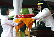 Iin, siswi SMAN 1 Sanga-Sanga saat menerima Sang Merah Putih dari Bupati Kukar Rita Widyasari