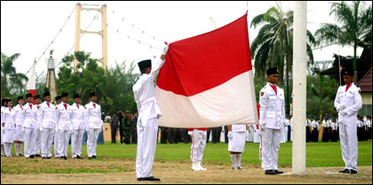 Pengibaran Sang Merah Putih oleh anggota Paskibra Kukar 2010 berlangsung lancar