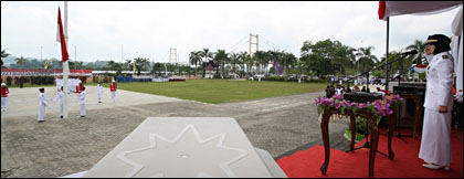 Bupati Rita Widyasari tampil sebagai inspektur upacara peringatan HUT Kemerdekaan RI ke-66 di Tenggarong tadi pagi