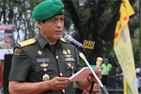 Danrem 091/ASN Brigjen TNI Gadang Pambuni menyampaikan amanat tertulis Gubernur Kaltim pada upacara peringatan Peristiwa Merah Putih di Sanga-Sanga, Minggu (27/01) pagi