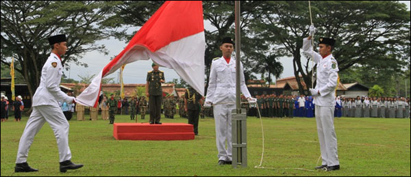 Peringatan Peristiwa Merah Putih ke-66 di Sanga-Sanga diawali dengan upacara pengibaran bendera