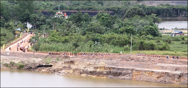 Peserta Napak Tilas melintasi jalan alternatif setelah terputusnya jalan utama di Sanga-Sanga Muara