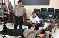 Wakapolres Kukar Kompol Winardi saat meninjau pelaksanaan donor darah di ruang Catur Prasetya Mapolres Kukar