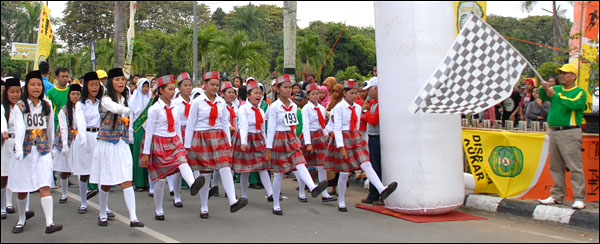 Kepala Dispora Kukar H Fitriyadi saat melepas peserta gerak jalan tingkat SLTP pada Jum'at (23/08) lalu
