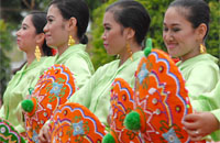 Peserta pawai dari KSB Seraong menampilkan tari tradisi Kutai di depan panggung kehormatan