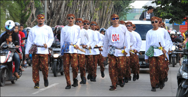 Regu dari Keroan Rumah Besar ikut ambil bagian dalam lomba gerak jalan kategori Umum dengan mengenakan pakaian adat