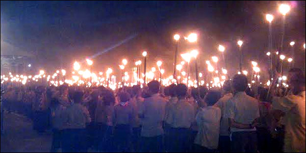 Pawai Obor dalam rangka HUT Kemerdekaan RI ke-69 diikuti ratusan pelajar di Muara Kaman, Sabtu (16/08) malam