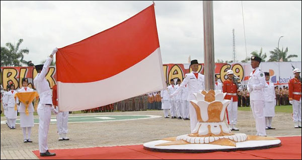 Anggota Paskibraka Kukar 2014 dengan sempurna melaksanakan tugas pengibaran bendera pada upacara peringatan detik-detik proklamasi kemerdekaan RI ke-69