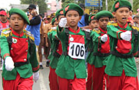 Gerak jalan tingkat SD mengawali rangkaian lomba gerak jalan dalam rangka menyemarakkan HUT Kemerdekaan RI ke-70
