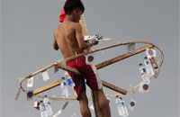 Batang pinang sumbangan Dishub Kukar menjadi batang pinang terakhir yang berhasil ditaklukkan peserta