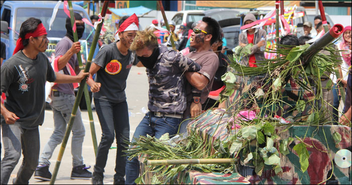 Peserta pawai melakukan aksi teatrikal pejuang kemerdekaan melawan Belanda