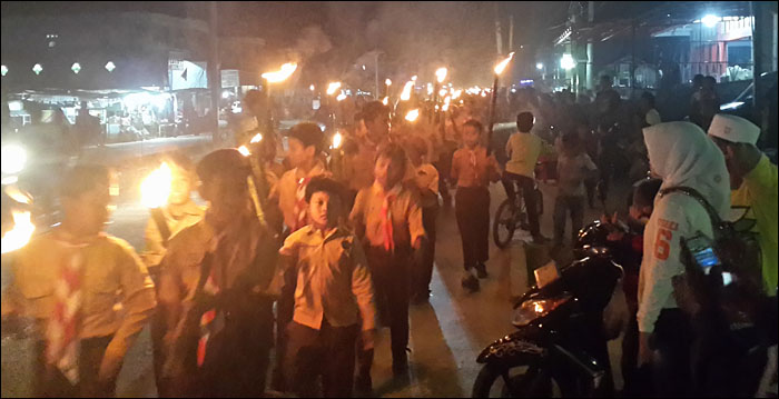 Suasana kegiatan Pawai Obor di Muara Jawa, Minggu (16/08) malam, yang mendapat sambutan antusias warga
