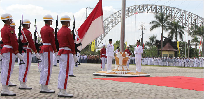 Pengibaran Sang Merah Putih oleh anggota Paskibraka Kukar 2015 menjadi puncak upacara peringatan HUT Kemerdekaan RI ke-70 di Tenggarong, Senin (17/08) pagi