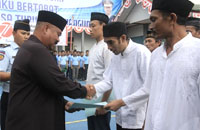Wabup Kukar Edi Damansyah menyerahkan SK remisi secara simbolis surat remisi kepada narapidana yang bebas pada hari kemerdekaan