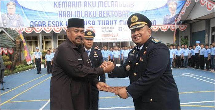 Wabup Kukar Edi Damansyah secara simbolis menyerahan SK Menteri Hukum dan HAM kepada Kepala Lapas Kelas II B Tenggarong M Iksan