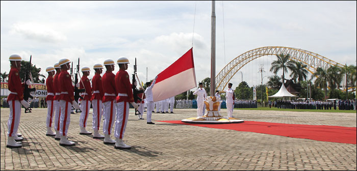 Upacara peringatan detik-detik proklamasi kemerdekaan RI ke-71 ditandai dengan pengibaran bendera Merah Putih oleh anggota Paskibraka Kukar 2016 