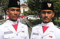 M Yoga Nanda dan M Yogi Nanda, remaja kembar asal Kelurahan Karya Merdeka, Kecamatan Samboja, dipercaya sebagai petugas pengibar bendera