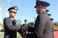 Kapolres AKBP Fadillah Zulkarnaen menyerahkan penghargaan dari Presiden RI kepada sejumlah perwira Polres Kukar