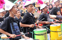 Peserta pawai dari SDN 005 Tenggarong tampil memainkan musik dari barang-barang bekas  