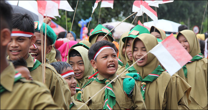 Para pelajar Tenggarong dengan penuh semangat mengikuti kegiatan Pawai Pembangunan dalam rangka menyemarakkan HUT Kemerdekaan RI ke-72 