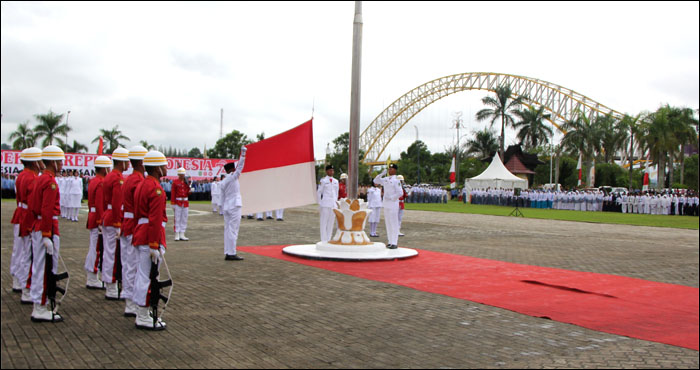 Pengibaran Sang Merah Putih menjadi puncak upacara peringatan HUT Kemerdekaan RI ke-72 di halaman Kantor Bupati Kukar, Tenggarong