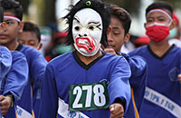 Anggota regu putra dari SMP YPK Tenggarong ikut gerak jalan dengan menggunakan topeng