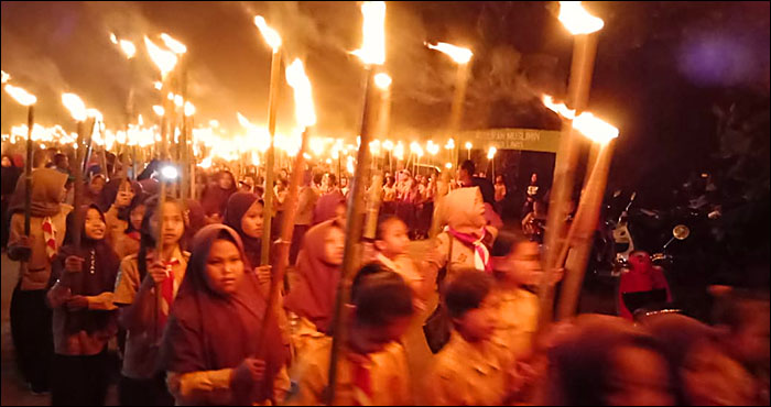 Kegiatan Baris Obor kembali menyemarakkan malam perayaan Hari Kemerdekaan di Muara Kaman