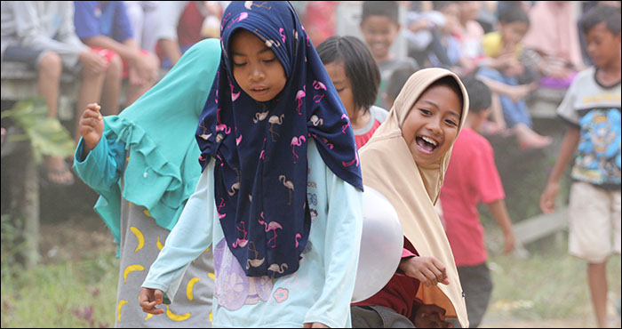 Anak-anak desa Rebaq Rinding saat mengikuti lomba lari balon, Sabtu (25/08) sore