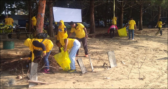 Masing-masing anggota Polsek Samboja didampingi istri melakukan aksi bersih-bersih di Pantai Pemedas dalam rangka menyemarakkan HUT Kemerdekaan RI